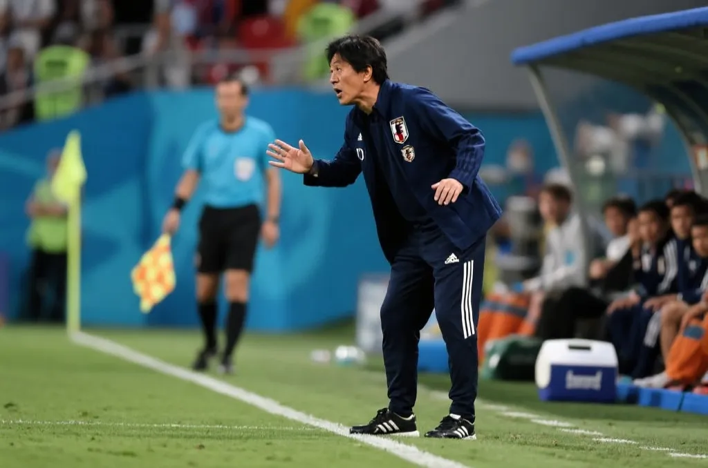 日本队主帅森保一在训练场指导球员